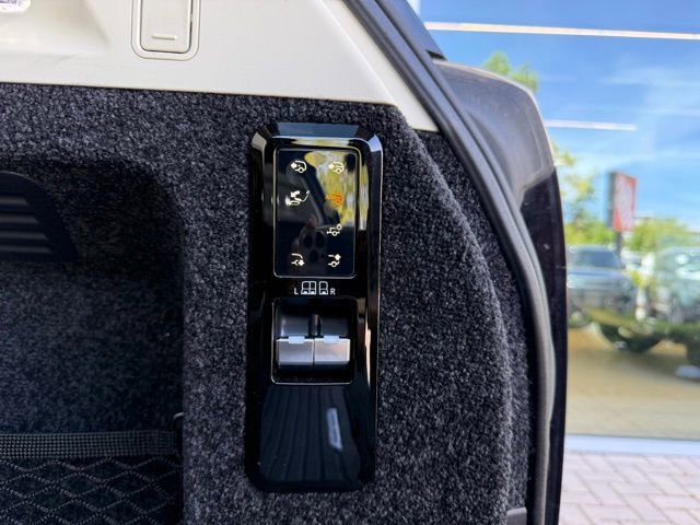 Certified 2025 Land Rover Range Rover Autobiography AWD/4WD image 32