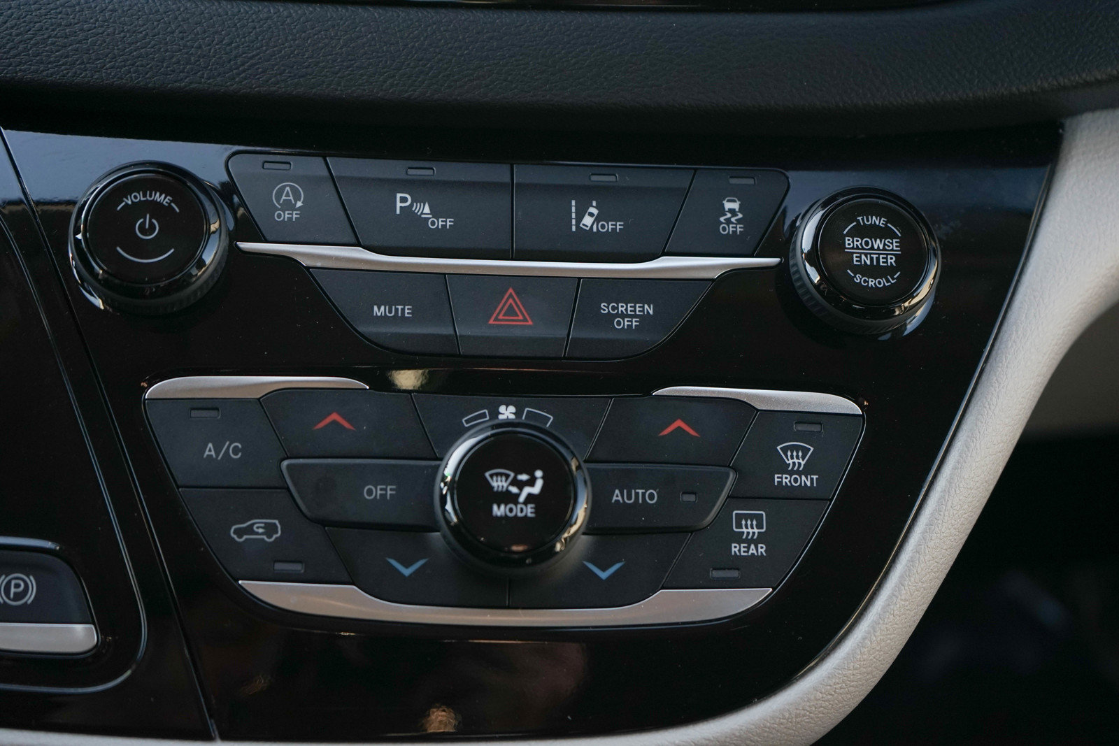 Used 2024 Chrysler Pacifica Touring-L image 18