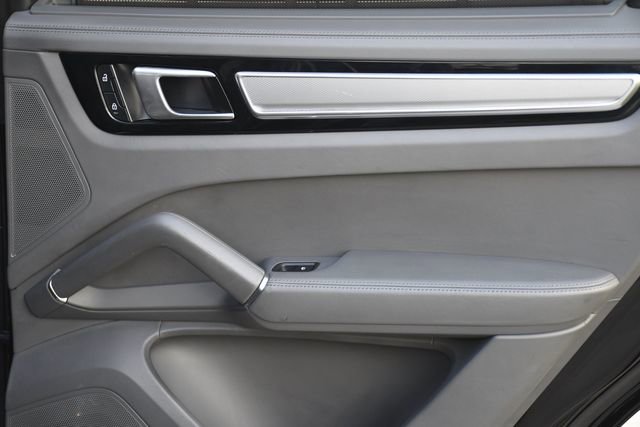 Used 2022 Porsche Cayenne Platinum Edition image 31