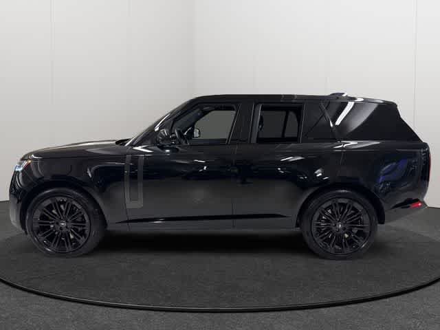 Used 2025 Land Rover Range Rover SE AWD/4WD image 3