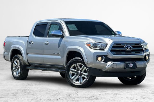 Used 2017 Toyota Tacoma Limited image 2