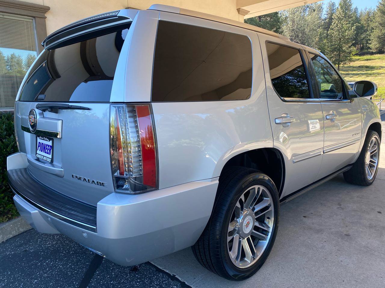 Used 2013 Cadillac Escalade Premium AWD/4WD image 7