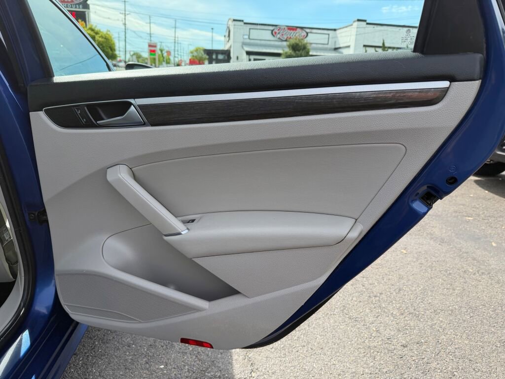 Used 2017 Volkswagen Passat 1.8T SE FWD image 24