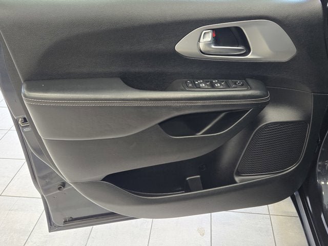 Used 2019 Chrysler Pacifica Touring-L Plus w/ S Appearance Package FWD image 18