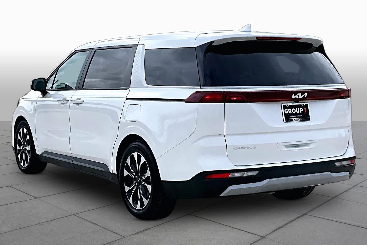 Used 2023 Kia Carnival EX FWD image 11