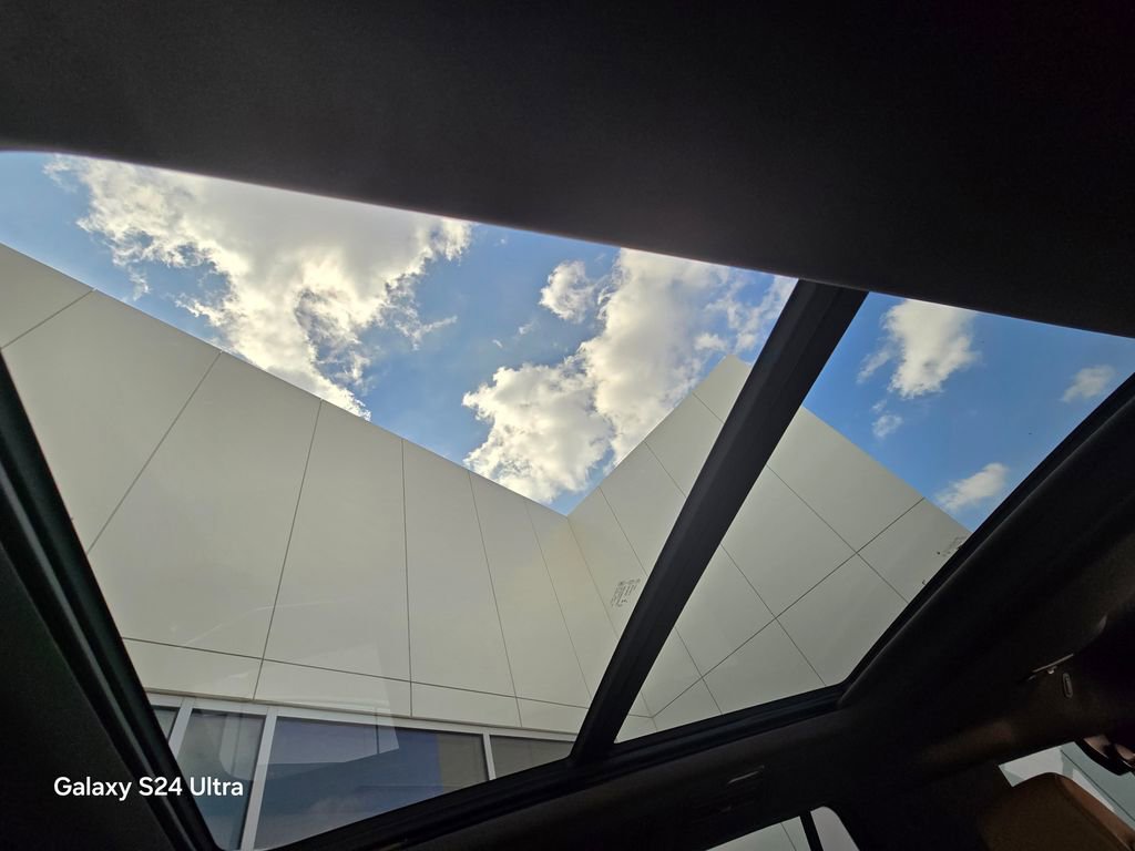 Used 2024 Cadillac Escalade Premium Luxury AWD/4WD image 34