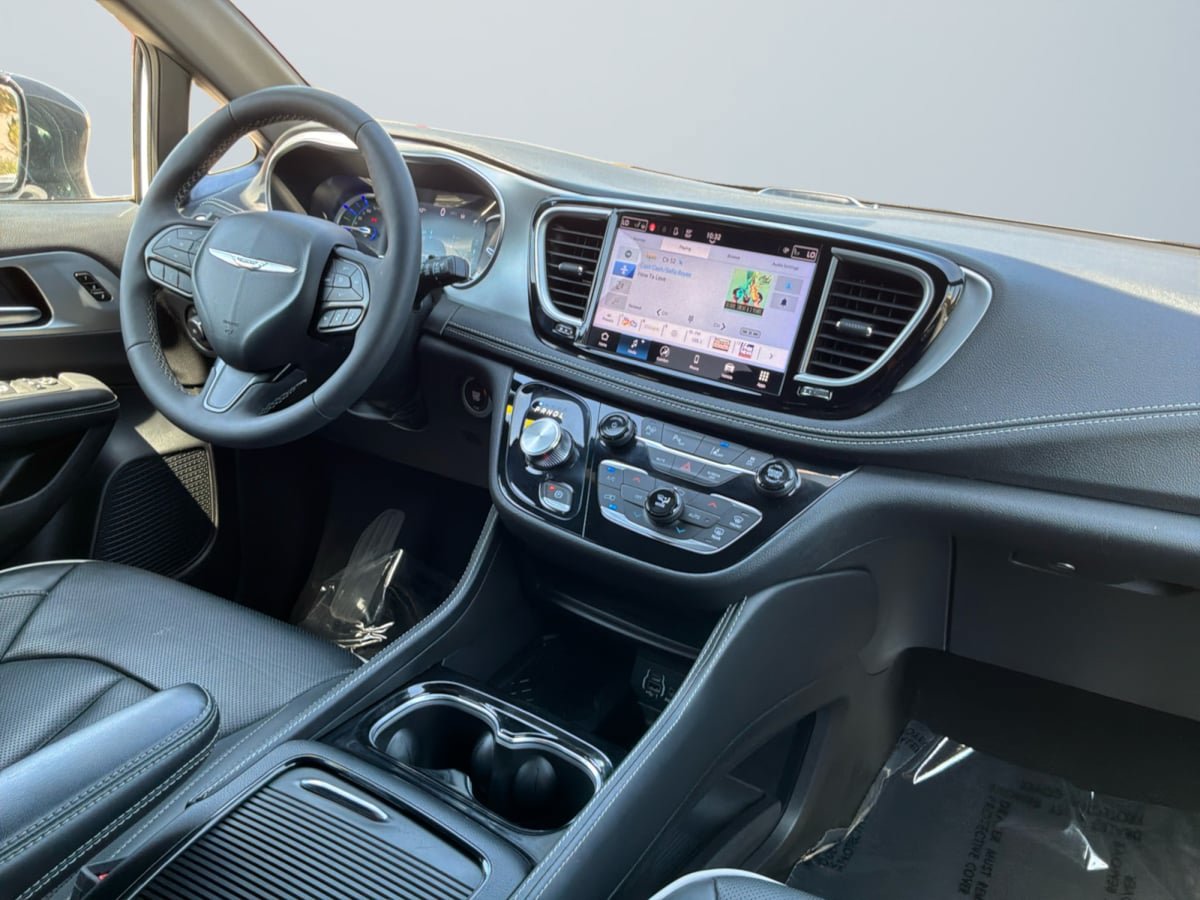 Used 2025 Chrysler Pacifica Premium FWD image 14