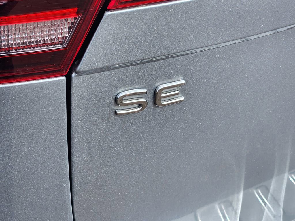 Used 2022 Volkswagen Tiguan SE R-Line image 31