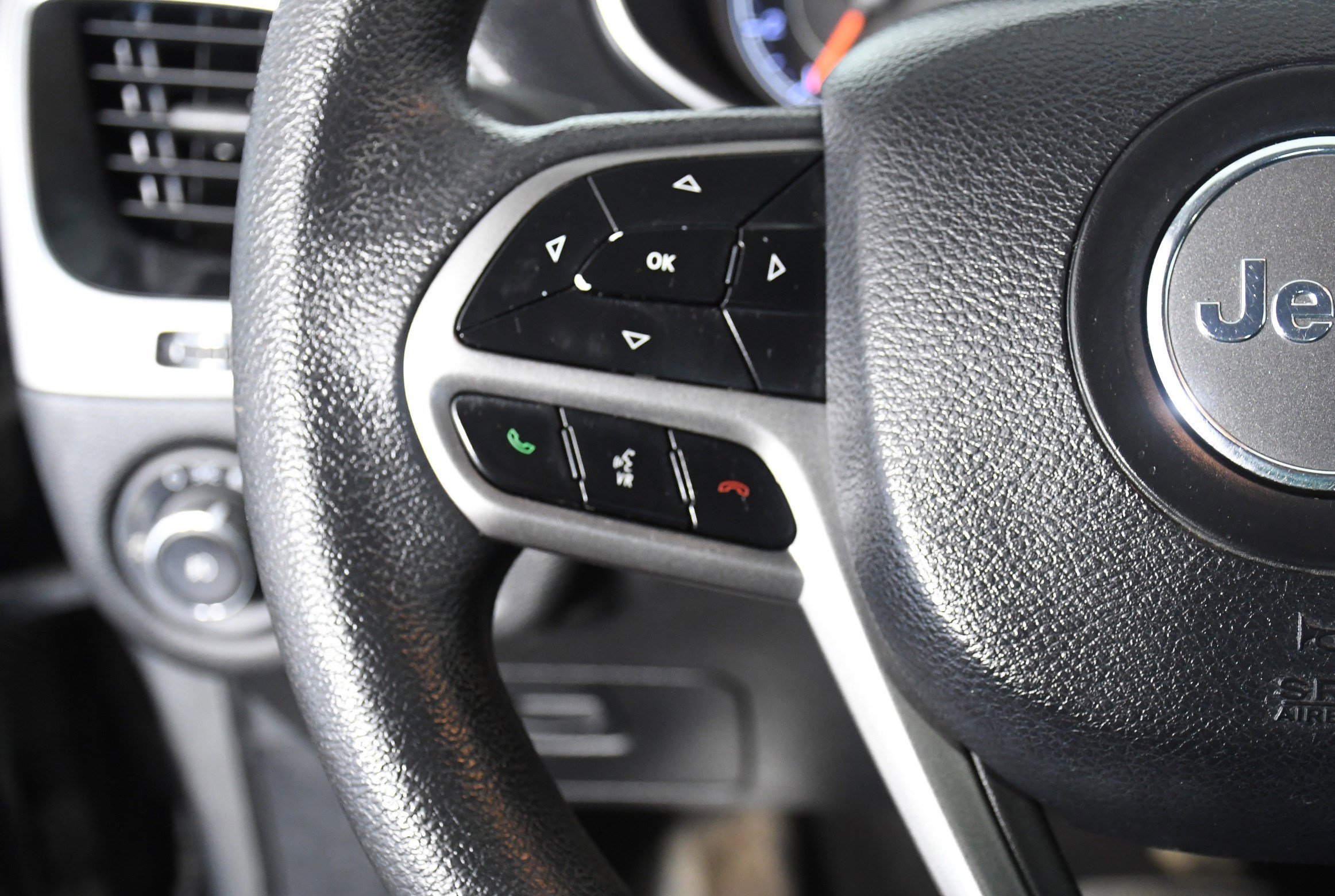 Used 2019 Jeep Cherokee Latitude w/ Popular Appearance Group image 11