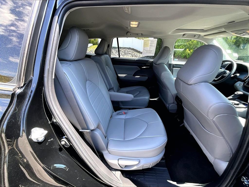 Used 2023 Toyota Highlander XLE AWD/4WD image 16