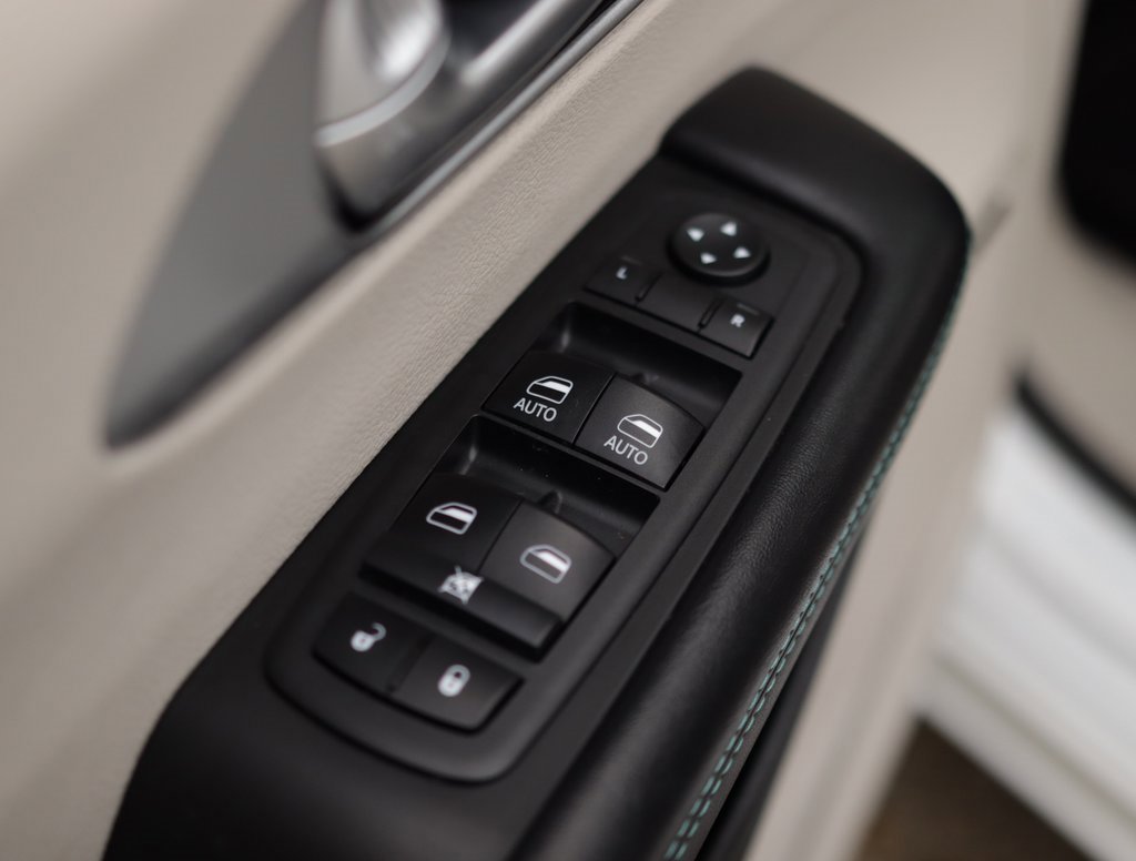 Used 2018 Chrysler Pacifica Limited w/ Advanced Safetytec Group image 28