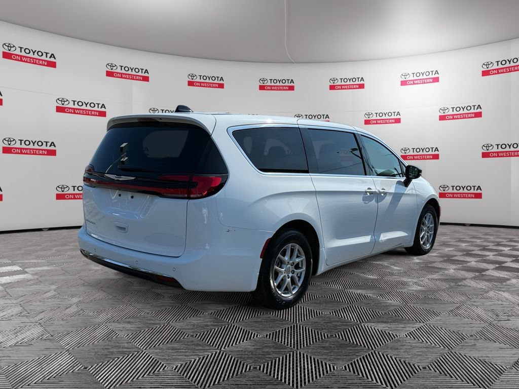 Used 2024 Chrysler Pacifica Touring-L FWD image 5