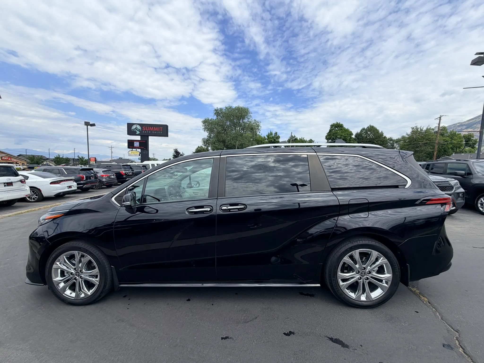 Used 2024 Toyota Sienna Platinum FWD image 7