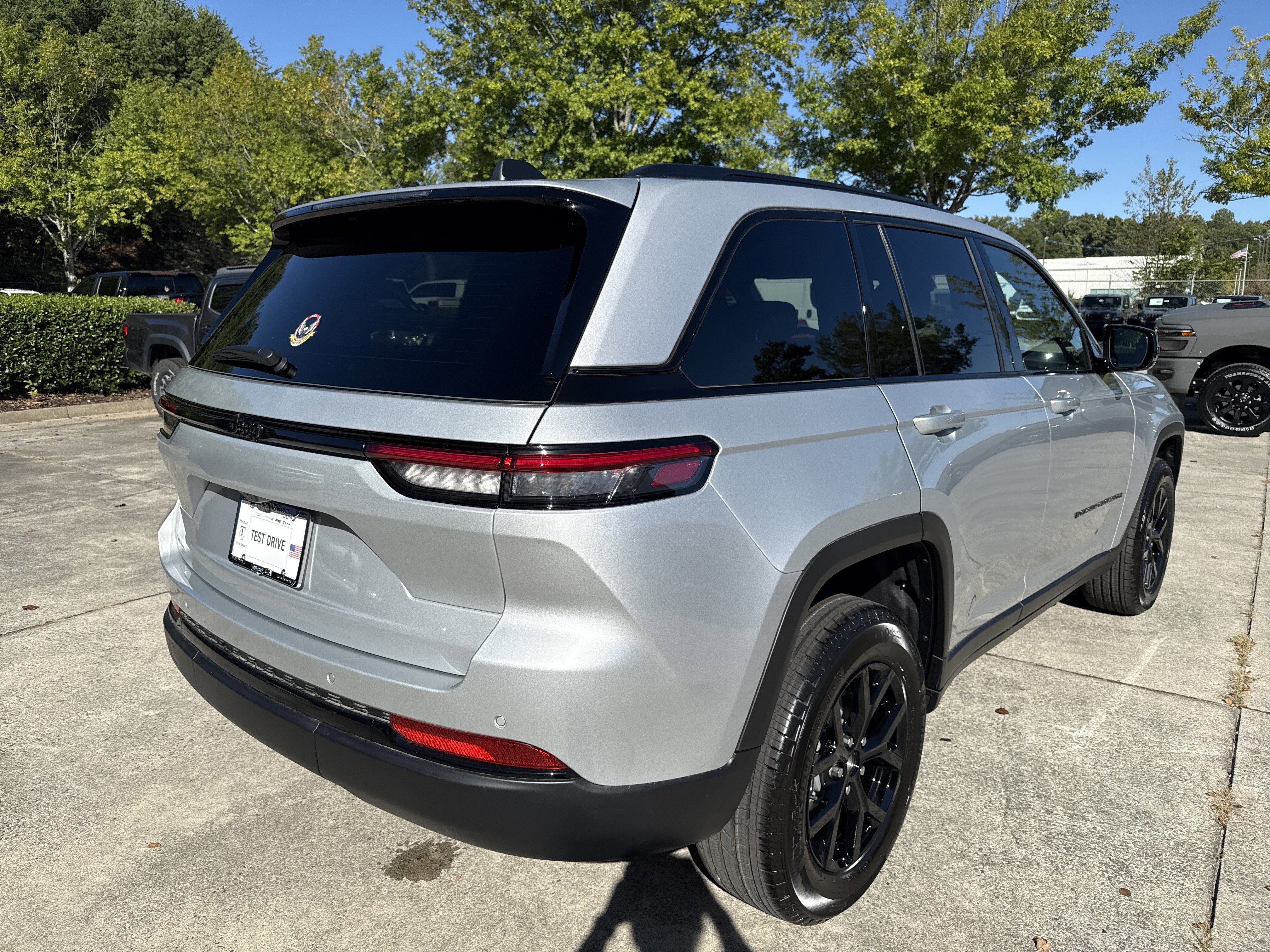 New 2025 Jeep Grand Cherokee Altitude image 7