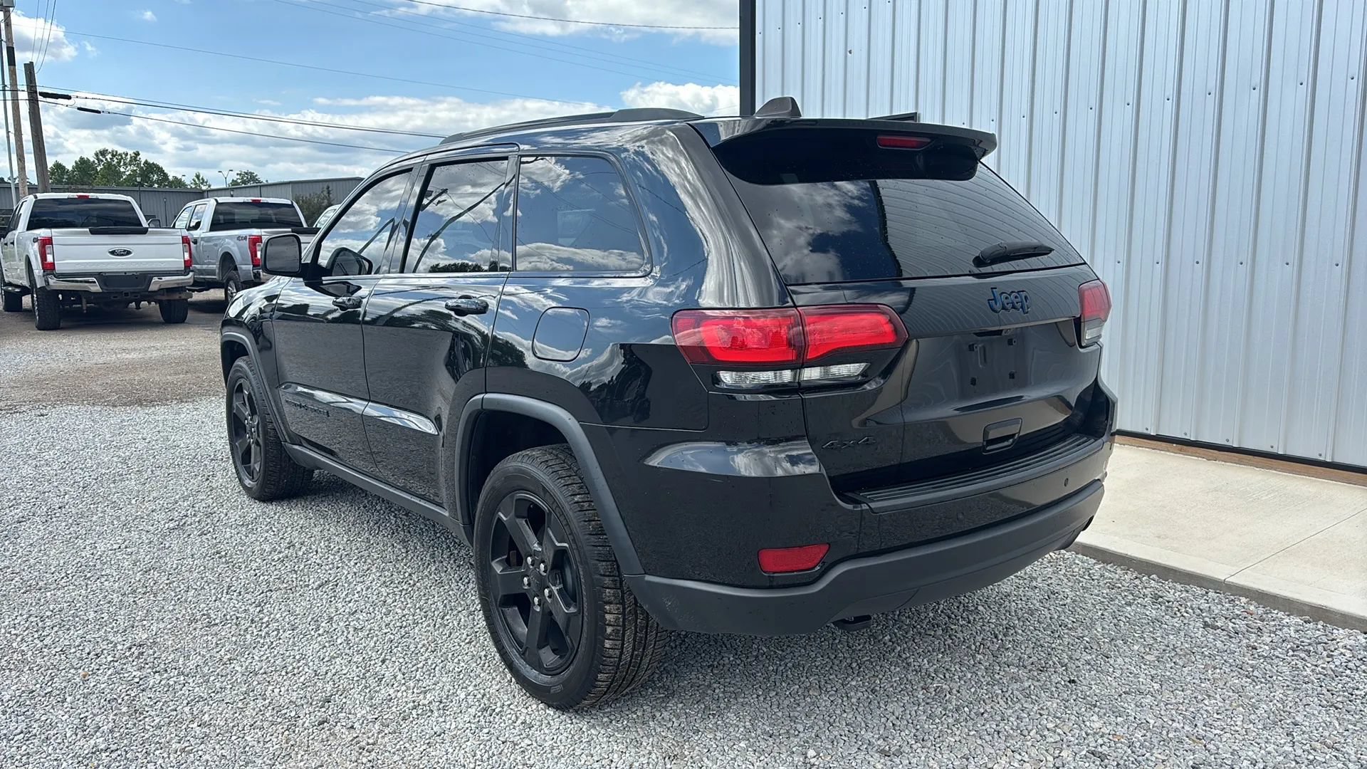 Used 2019 Jeep Grand Cherokee Laredo AWD/4WD image 3