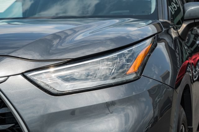 Used 2020 Toyota Highlander XLE AWD/4WD image 12