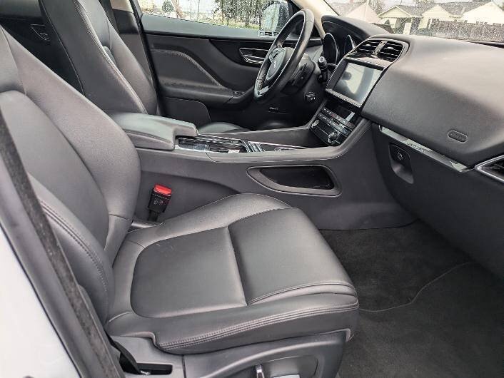 Used 2019 Jaguar F-PACE Premium AWD/4WD image 12