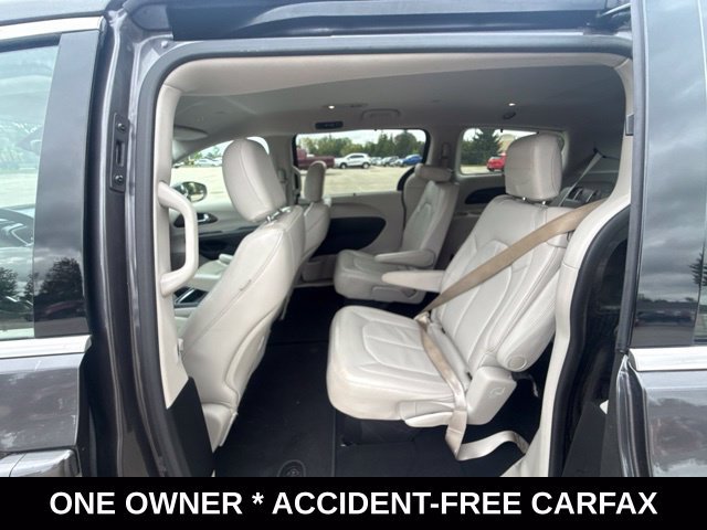 Used 2018 Chrysler Pacifica Touring-L w/ Premium Audio Group FWD image 28