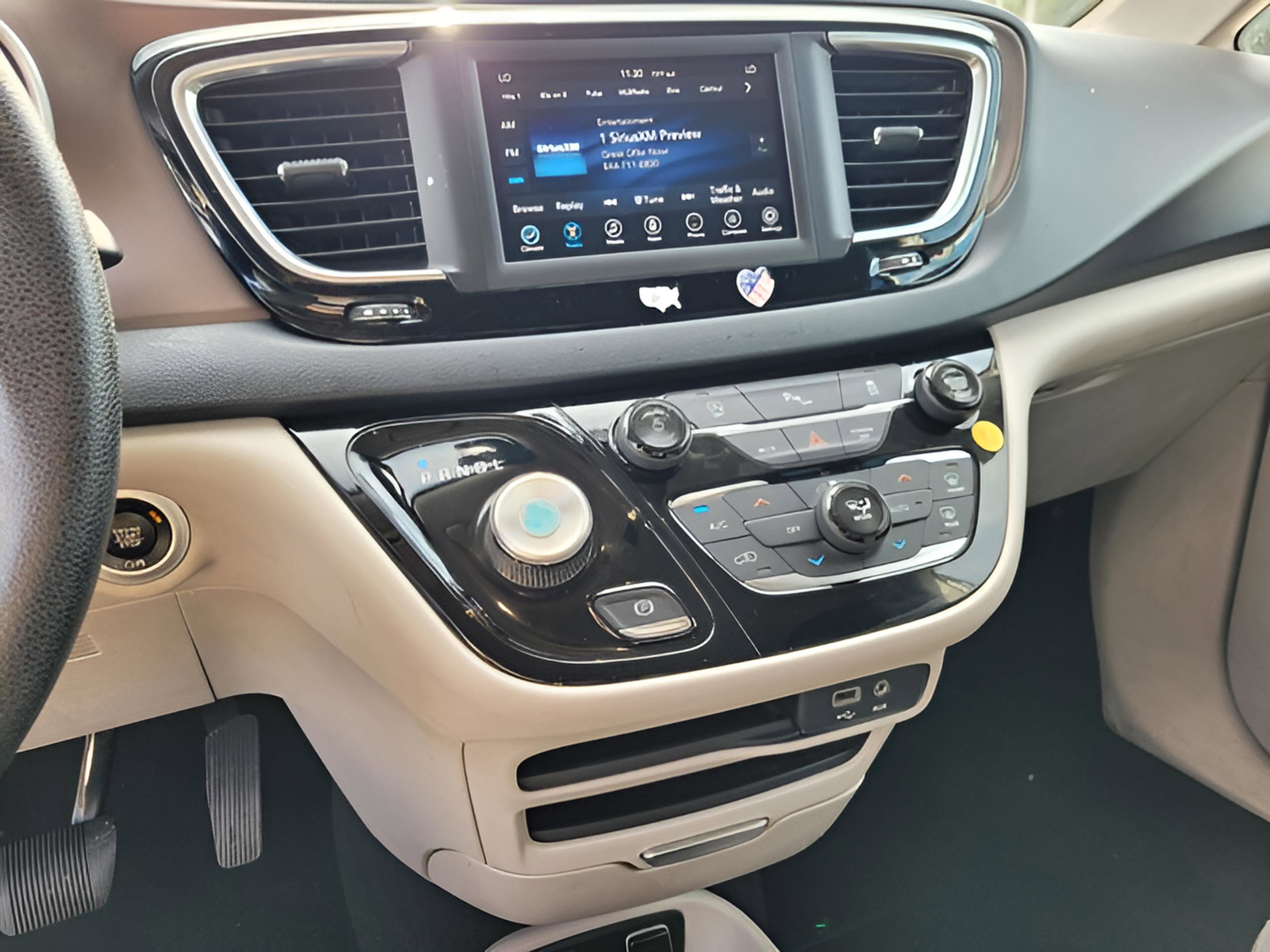 Used 2019 Chrysler Pacifica Touring Plus image 6
