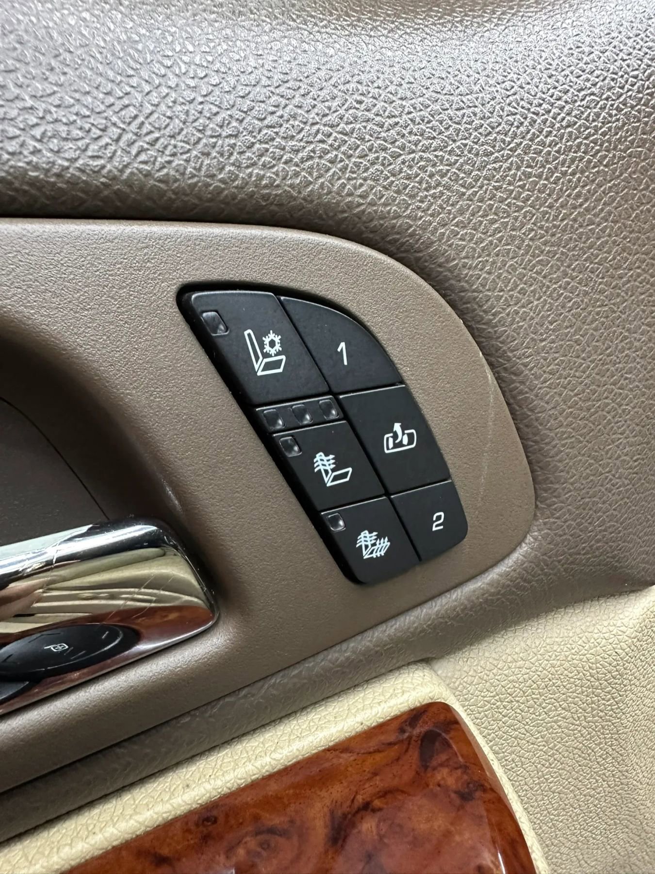 Used 2011 Chevrolet Avalanche LTZ RWD image 30