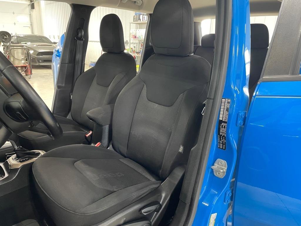 Used 2015 Jeep Renegade Latitude AWD/4WD image 10