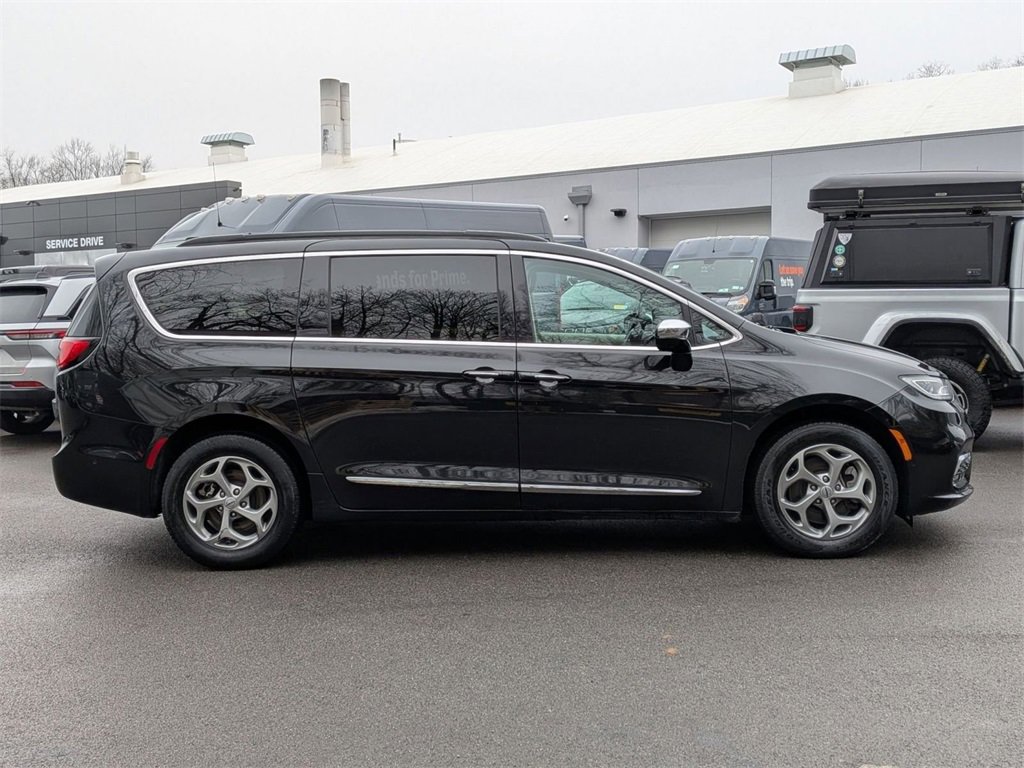 Used 2022 Chrysler Pacifica Limited w/ Uconnect Theater Family Group image 2