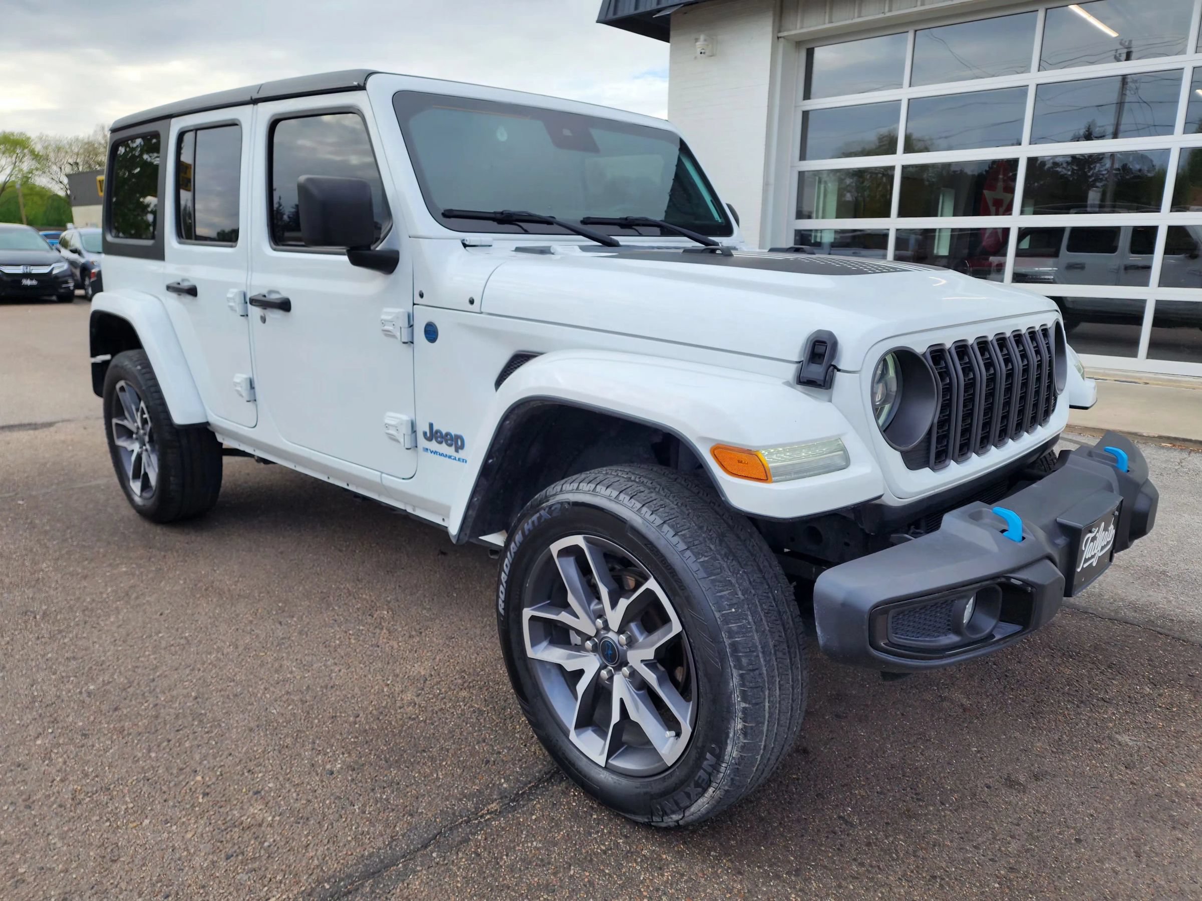 Used 2024 Jeep Wrangler Unlimited w/ Convenience Group AWD/4WD image 2