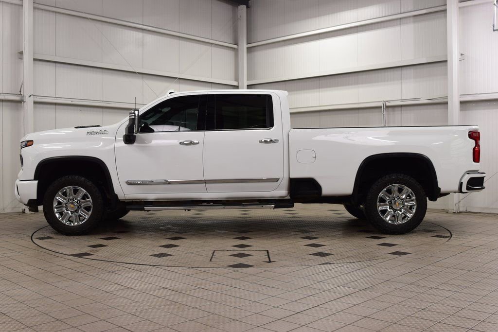 Used 2024 Chevrolet Silverado 3500 High Country w/ Technology Package AWD/4WD image 4