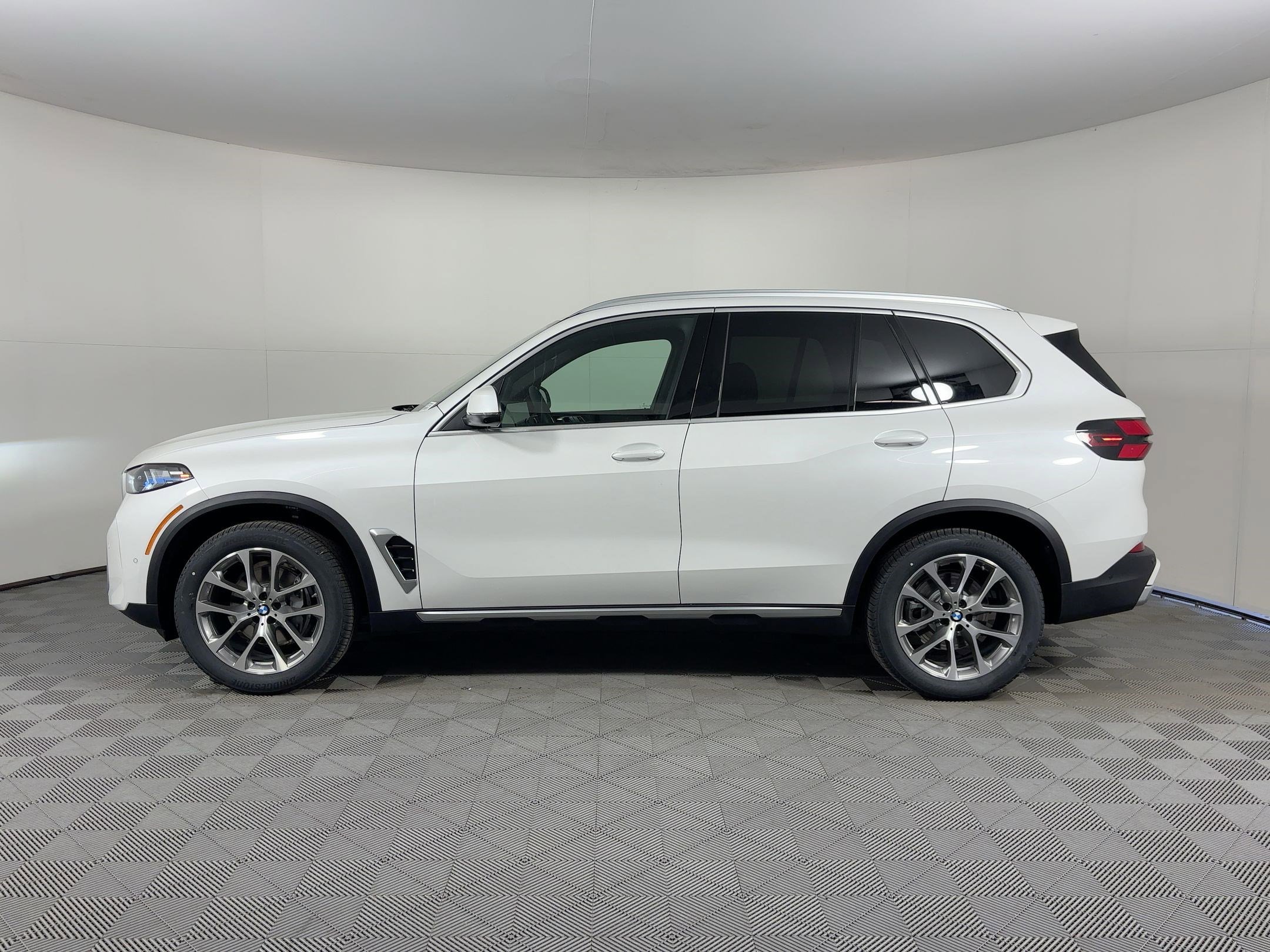 New 2026 BMW X5 sDrive40i w/ Premium Package image 2