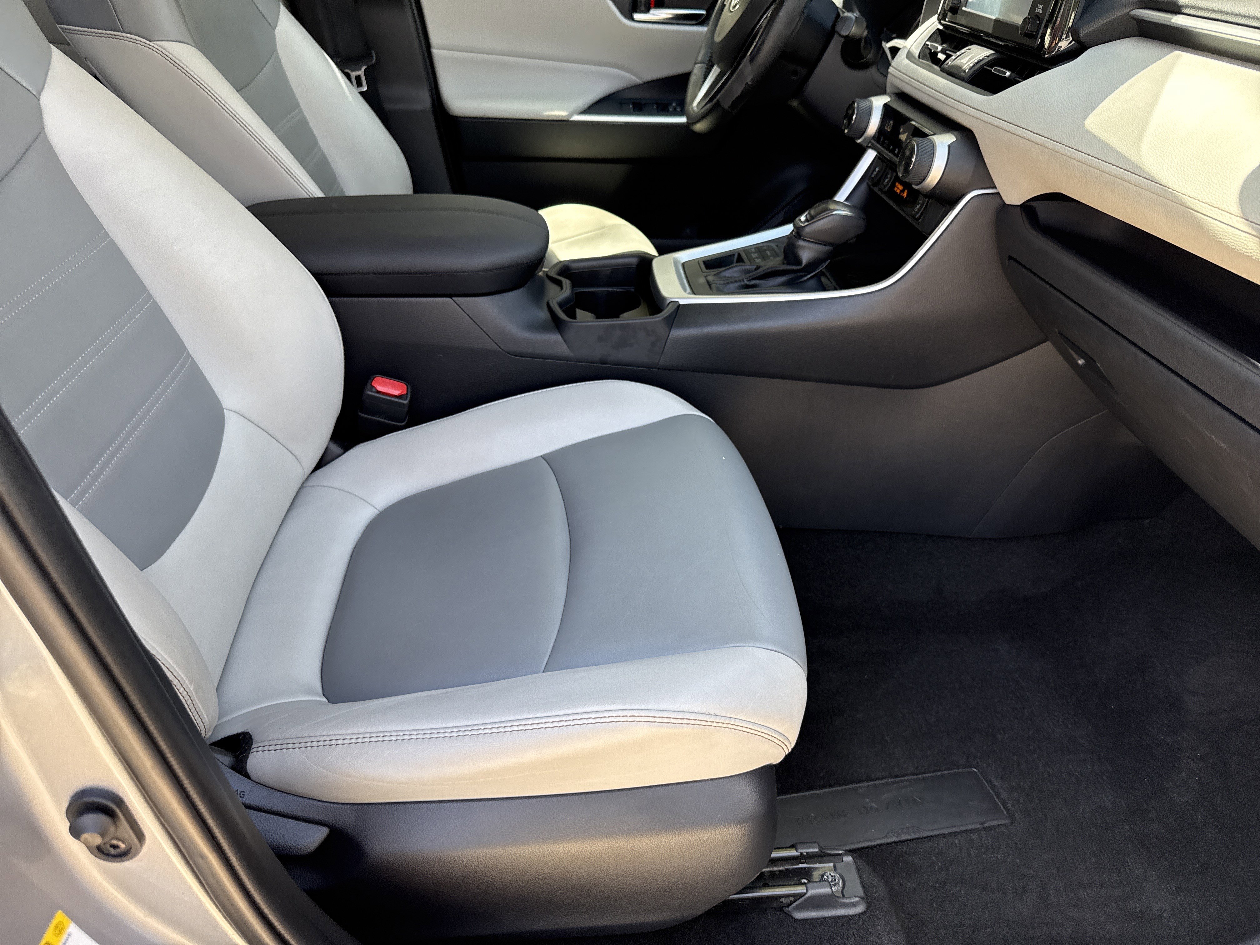 Used 2019 Toyota RAV4 XLE Premium w/ Cold Weather Package AWD/4WD image 13