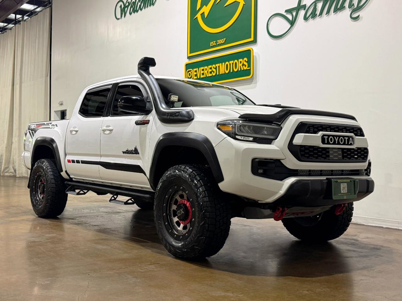 Used 2021 Toyota Tacoma TRD Off-Road w/ Technology Package AWD/4WD image 2