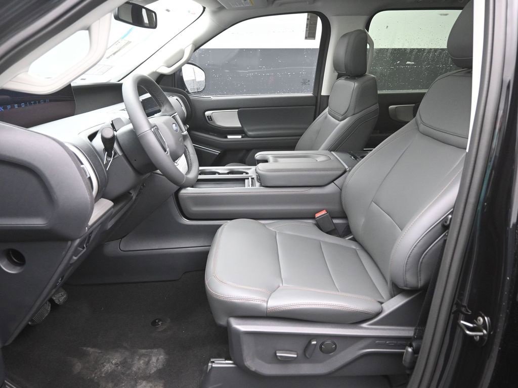 New 2025 Ford Expedition Active image 18