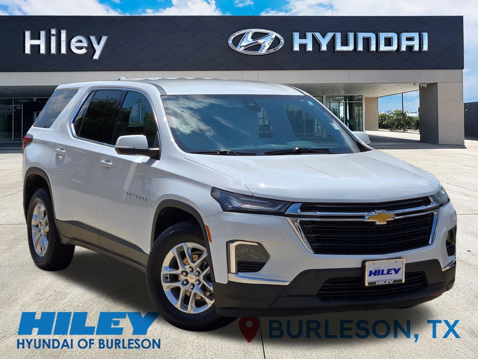 Used 2023 Chevrolet Traverse LS w/ Safety Package FWD image 2