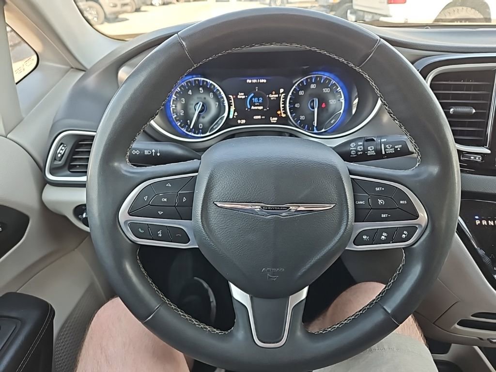 Used 2022 Chrysler Pacifica Touring-L image 18