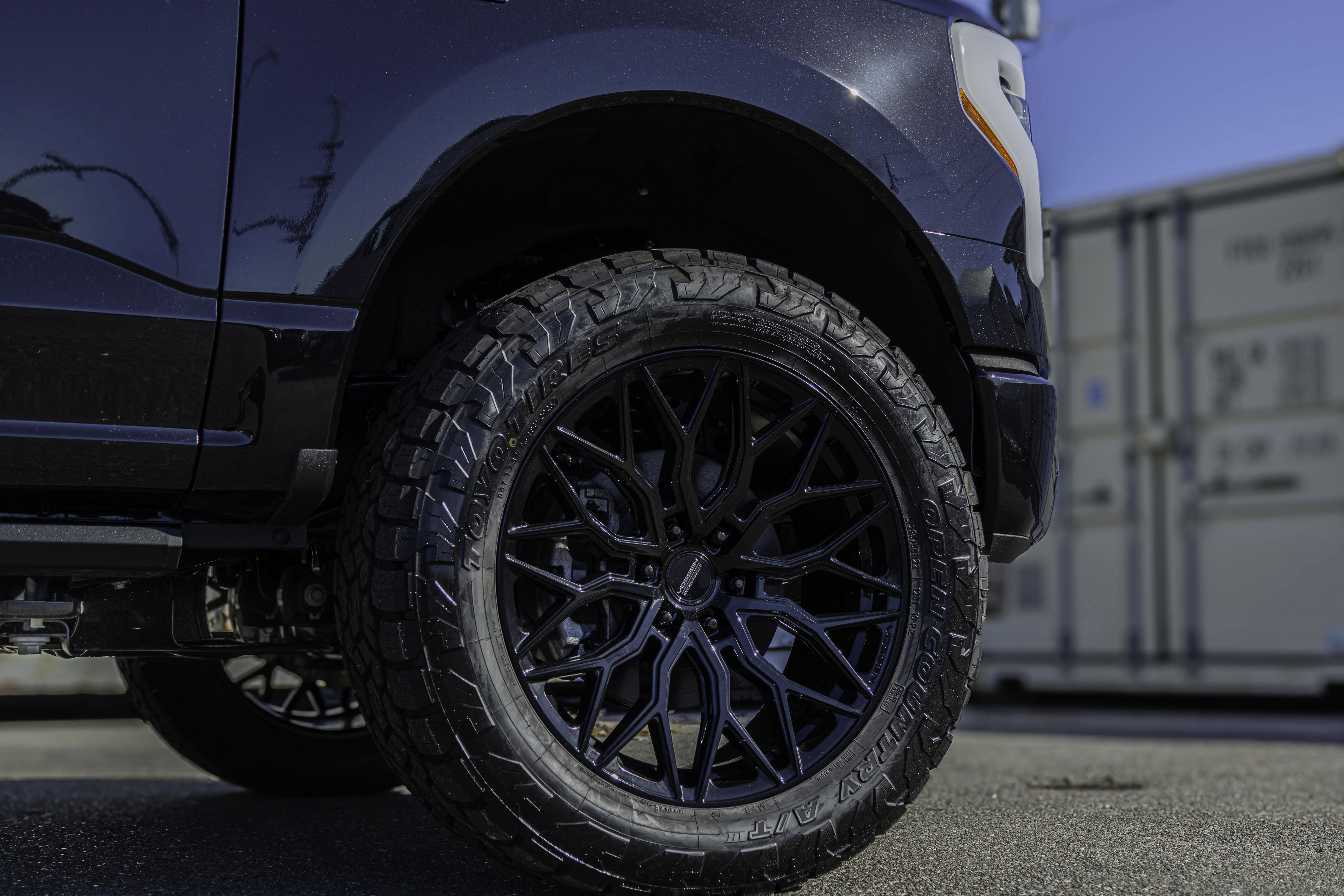 New 2025 Ford F150 Lightning Platinum image 30