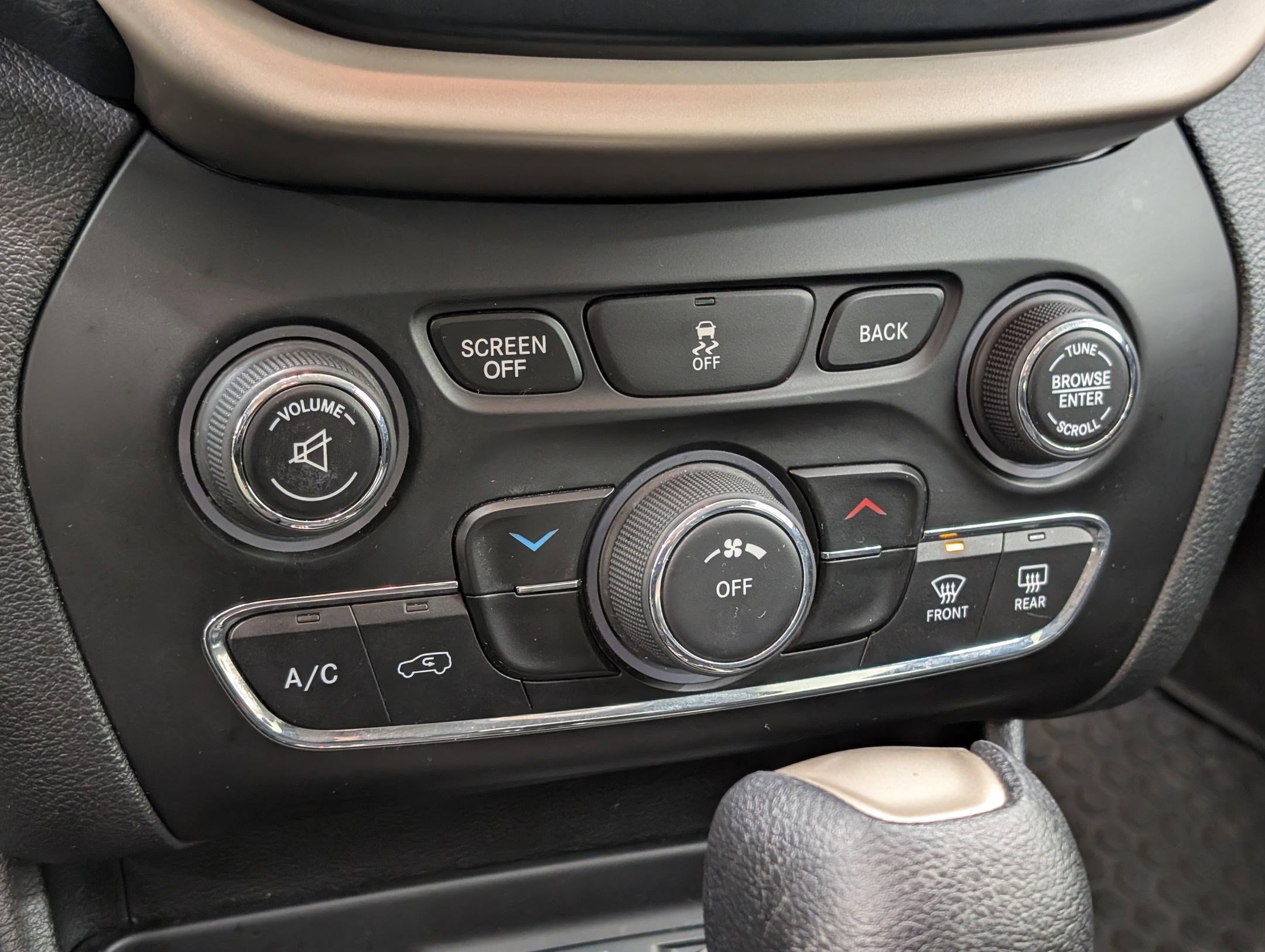 Used 2015 Jeep Cherokee Latitude w/ Cold Weather Group image 17