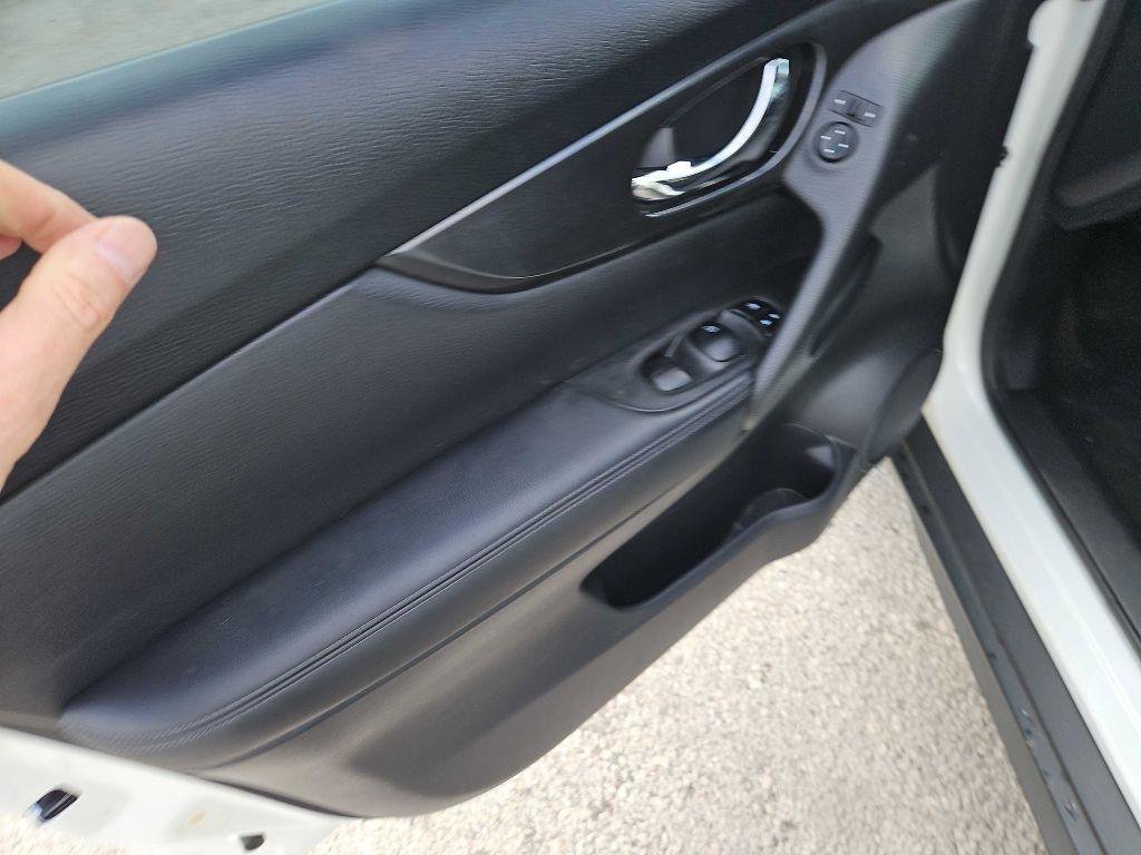 Used 2018 Nissan Rogue SV image 9