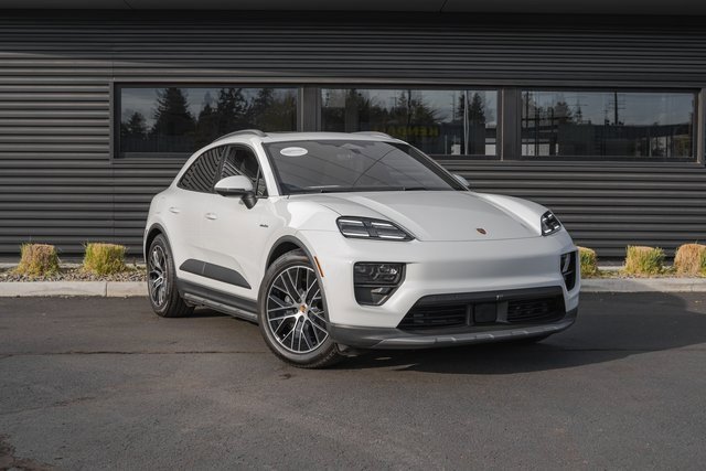 Used 2025 Porsche Macan 4 Electric image 32