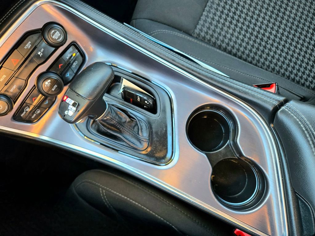 Used 2017 Dodge Challenger SXT image 31