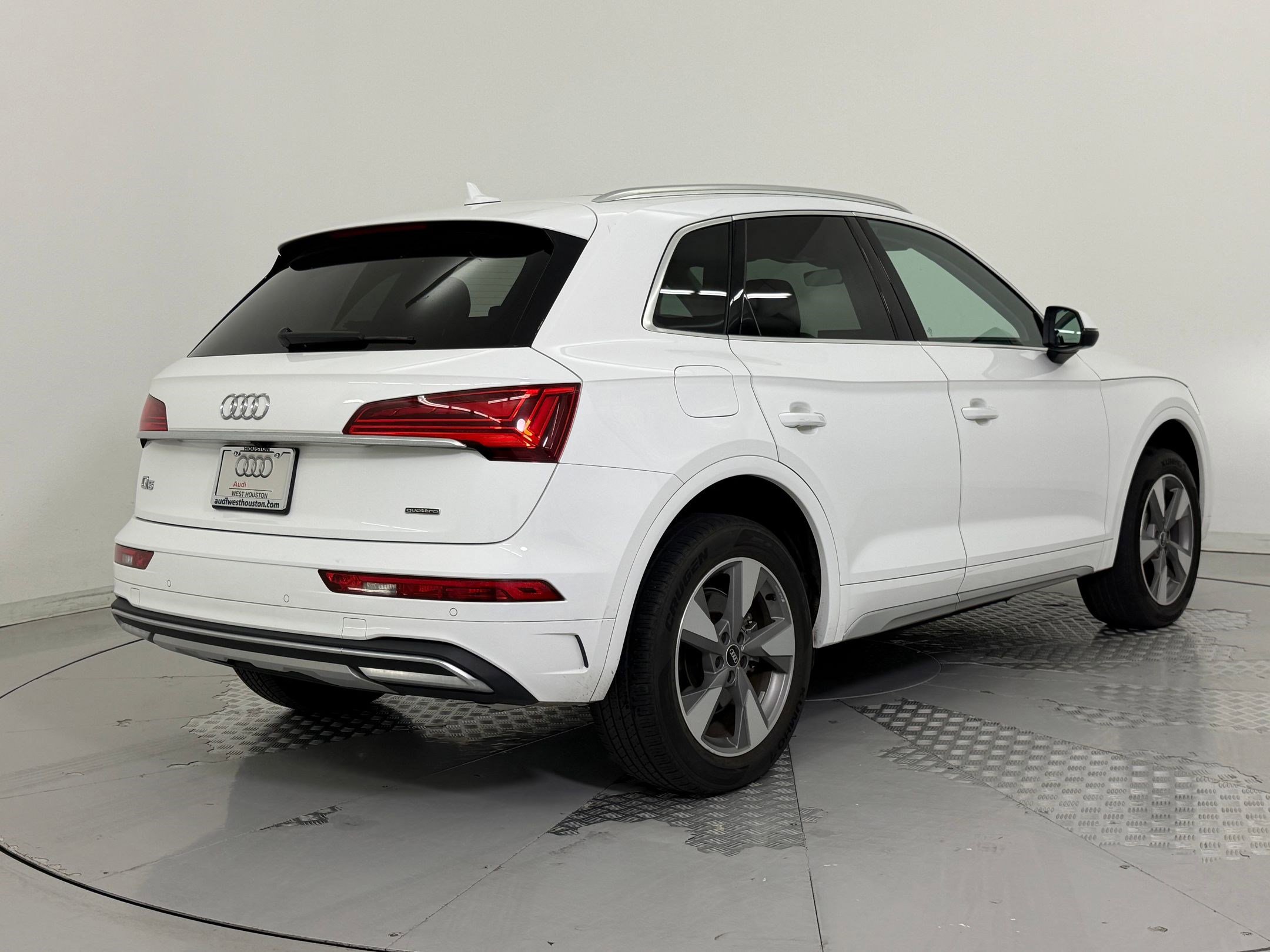 Used 2023 Audi Q5 2.0T Premium w/ Convenience Package image 9