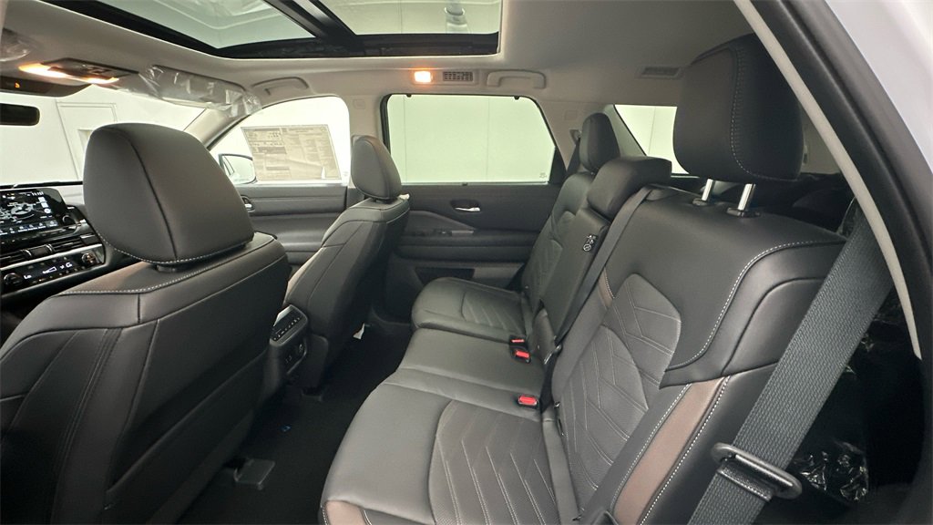 New 2025 Nissan Pathfinder Platinum w/ Cargo Package image 10