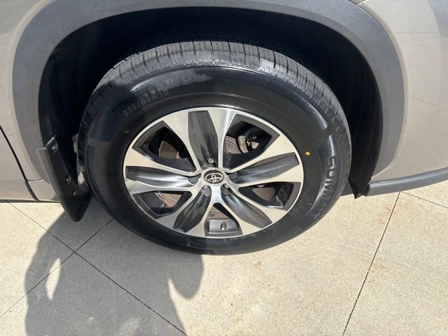 Used 2026 Toyota Highlander XLE AWD/4WD image 9