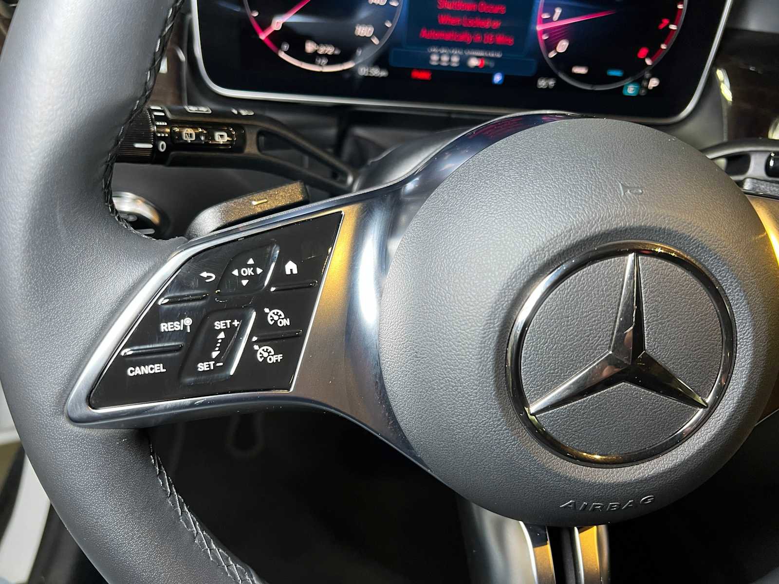 Used 2025 Mercedes-Benz GLC 300 4MATIC image 26