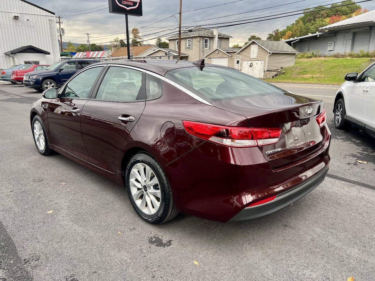 Used 2017 Kia Optima LX FWD image 3