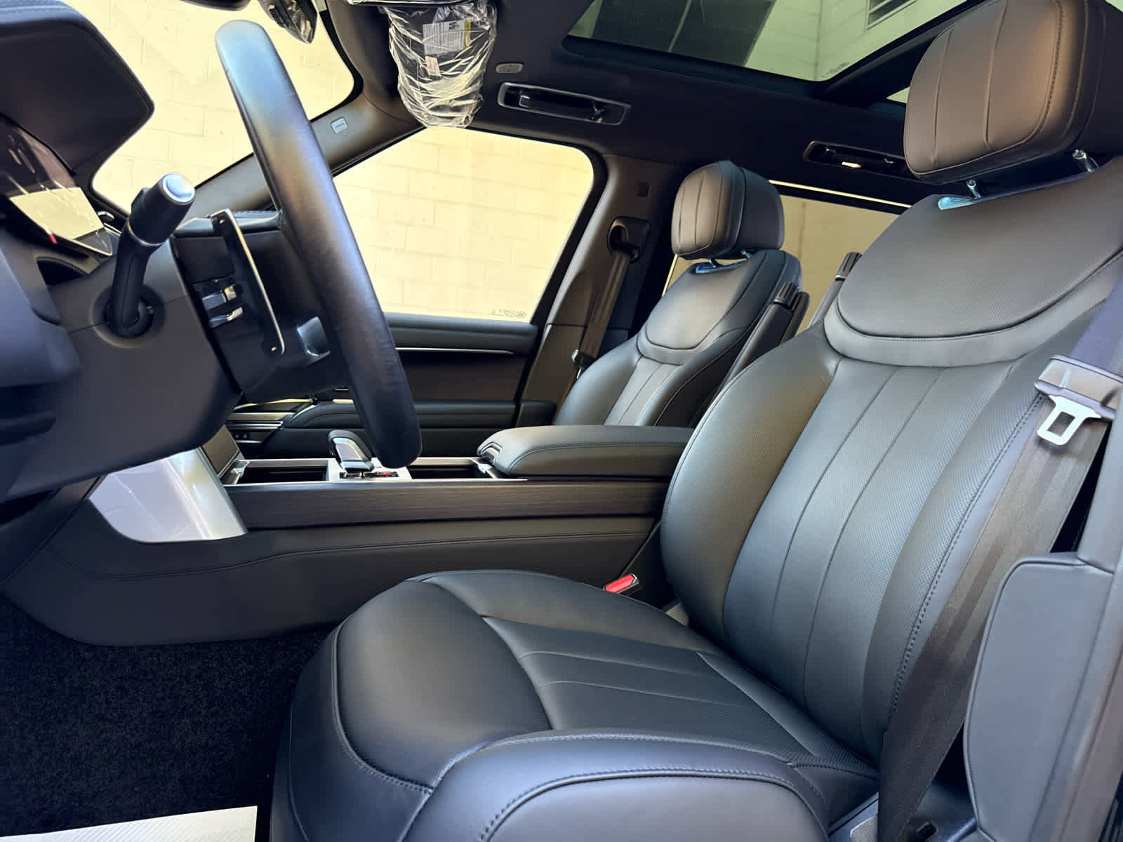 New 2025 Land Rover Range Rover Long Wheelbase SE image 13