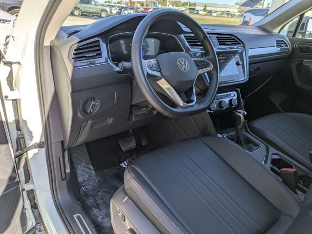 Used 2024 Volkswagen Tiguan SE image 5