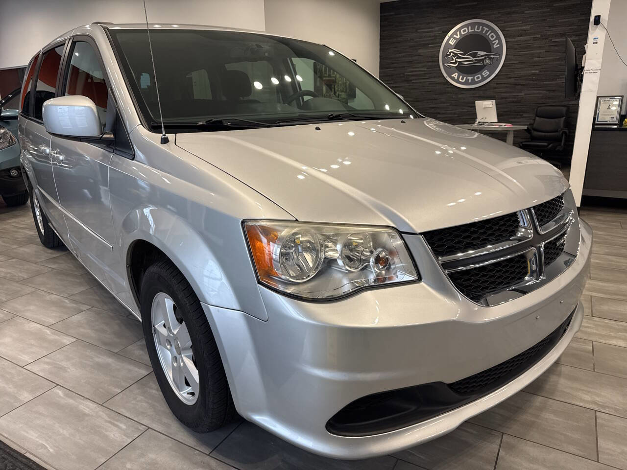 Used 2012 Dodge Grand Caravan SXT w/ UConnect Hands-Free Group image 2
