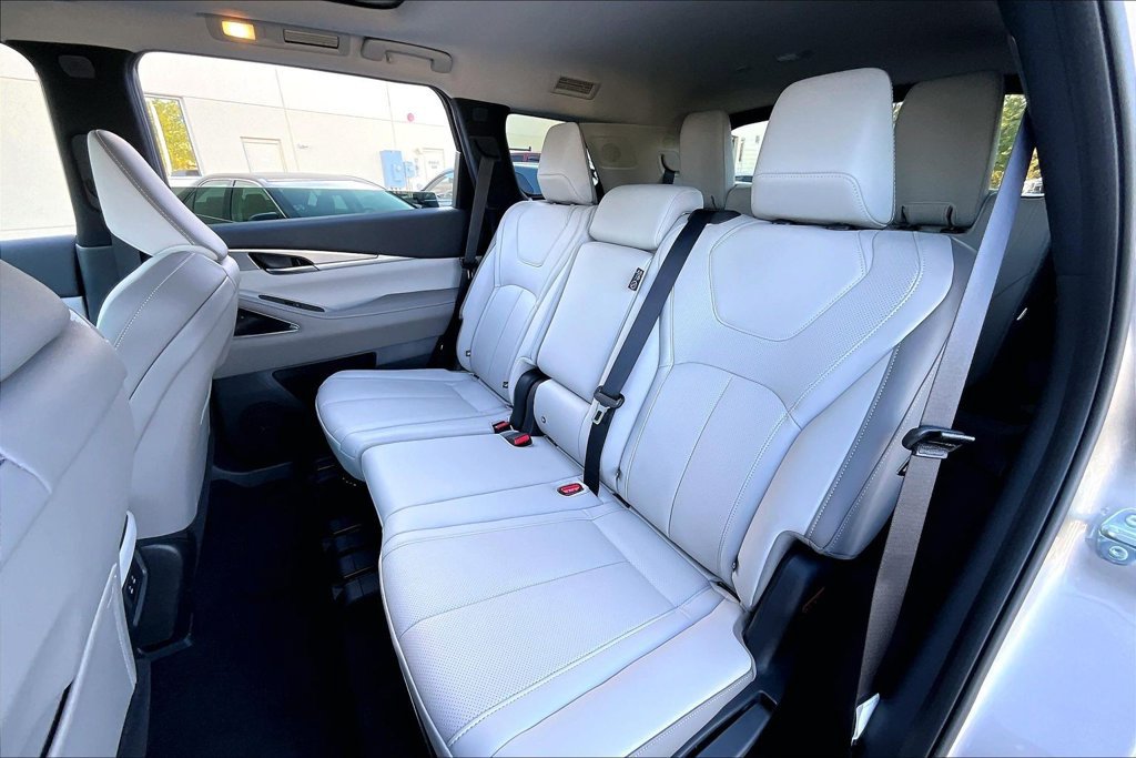 Certified 2027 INFINITI QX60 Luxe w/ Cargo Package AWD/4WD image 32