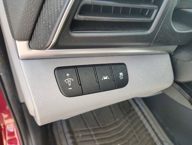 Used 2020 Hyundai Elantra SE FWD image 11
