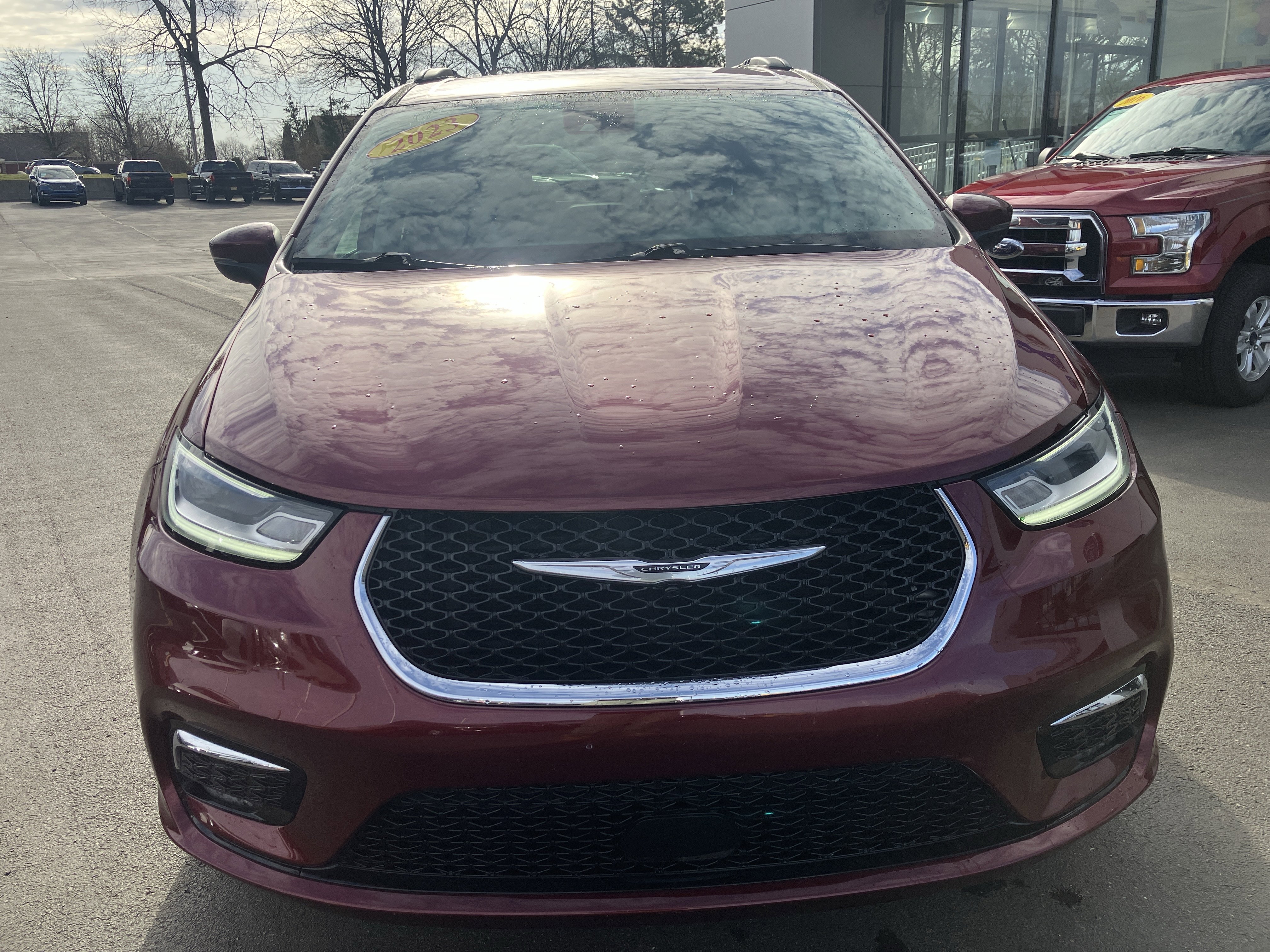 Used 2023 Chrysler Pacifica Touring-L image 2